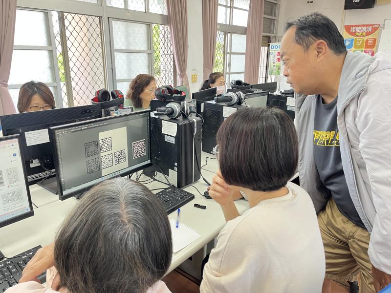 學員逐步完成自己的雷雕設計圖樣後,老師更進一步進行一對一指導