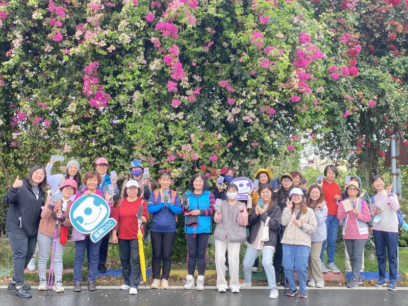 大家紛紛拿起手機秀出馬拉松世APP裡的成績