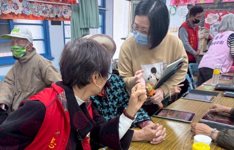 講師協助學員操作練習