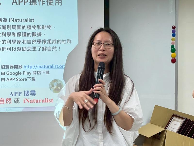 雅玲協助社區民眾學習數位影像紀錄