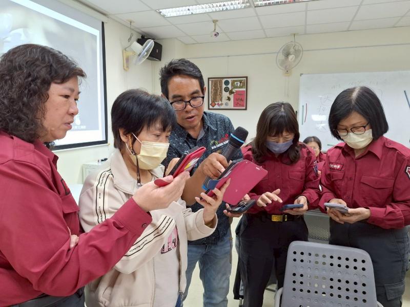 講師一一解答學員們課堂上的問題。