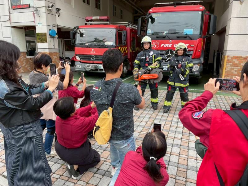 外拍彌陀消防隊機會，婦宣學員們全程實戰演練。