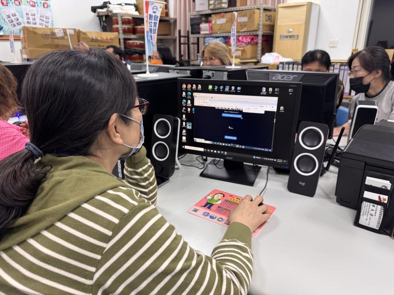 學員首次使用AI聲音網頁，慢慢摸索學習。