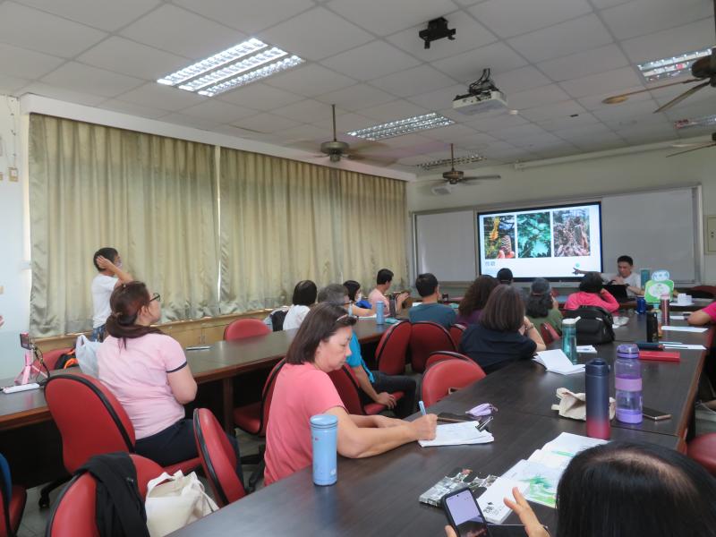 上課學員認真在寫筆記