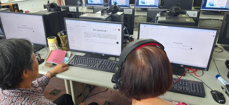 學員利用語音輸入功能