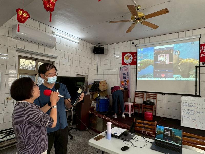 2.提供便利的娛樂方式  軟體提供多人模式，讓使用者可以邀請朋友或家人一起合唱，甚至參與線上歌唱社群。長輩們可以透過這些平台與志同道合的朋友建立聯繫，減少孤獨感，提升社交生活的品