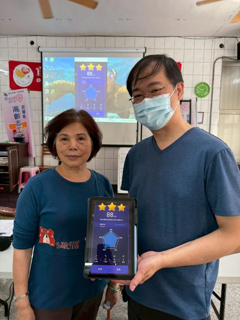 3.培養自信與成就感  軟體提供錄音與評分功能，讓使用者能夠回顧自己的演唱表現，並加以改進。長輩們可以透過這些功能看到自己的進步，增強自信心，並感受到歌唱帶來的成就感。