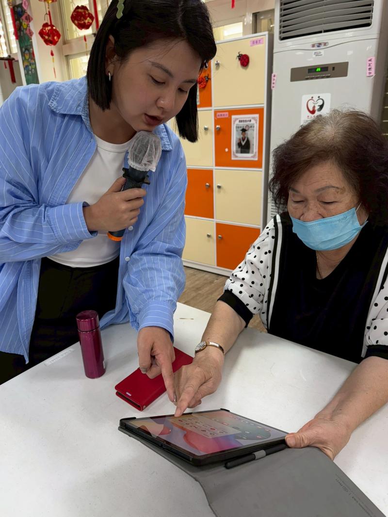 開始使用歌唱軟體  1. 下載安裝 在手機或平板的應用程式商店，搜尋「美華」應用程式下載。  2. 註冊帳號  3. 選擇歌曲 軟體通常提供豐富的歌曲資料庫，可以搜尋熟悉的老歌、民謠、或喜愛的流行歌曲。  4. 開口練唱 點選歌曲後，畫面會