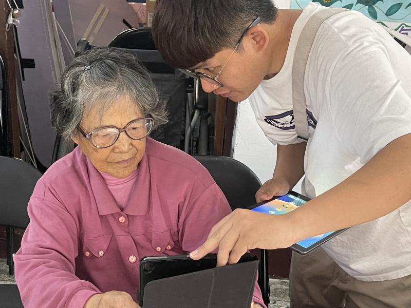 隨著課程進行，老師帶大家進入更有趣的拍照練習，介紹前鏡頭與後鏡頭的切換、拍照與錄影的差別，也讓大家實際體驗在不同環境下拍攝的效果。對於平常拿手機都怕按錯的長者來說，這樣的練習讓大家信心倍增。老師更是一對一親自協助每位長者，不厭其煩地解說，場