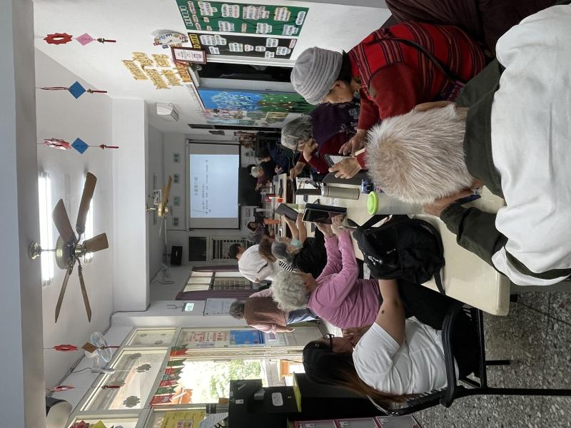 課程最後，老師教大家如何連上免費的公共網路如「iTaiwan」與「i-Tribe」，並介紹如何利用平板查地圖、看YouTube聽老歌、觀賞紀錄片等，讓數位工具真正走入長輩們的日常生活。此外，還不忘宣導網路安全與防詐知識，守護大家快樂上網的同