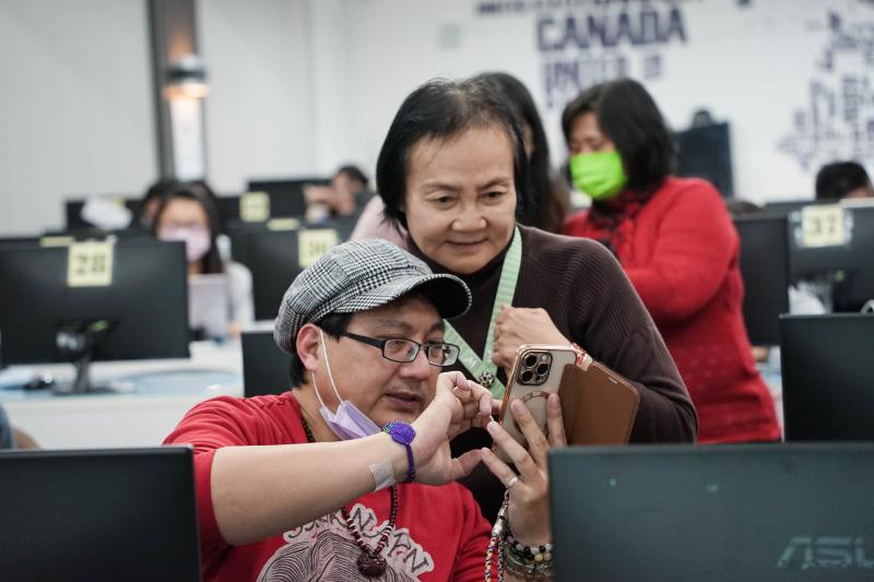 使用AI製作出歌詞，再結合音樂AI-SUNO製作出在地專屬主題曲。