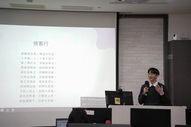 講師分享自製的歌曲。