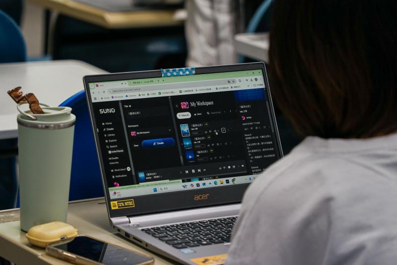 學員開始實際操作SUNO製作音樂。