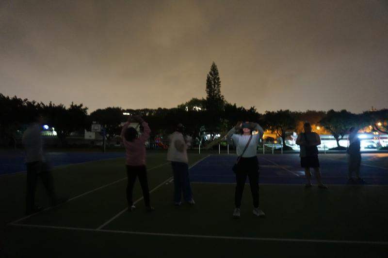 操場上實際觀星結合APP尋找星星