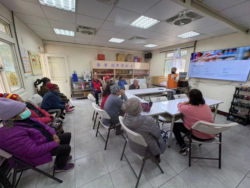 透過行動支付介紹，讓學員清楚現今社會對支付方式有多種選擇，並示範如何使用手機轉帳或是綁定金融卡等操作。