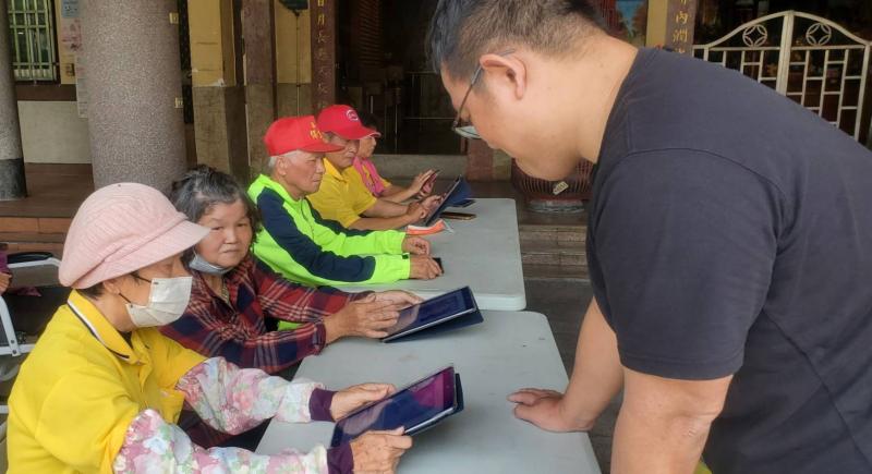 學員們可以看到實際操作過程,並隨時提問。