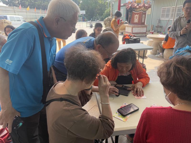 學員頻頻提問、互相交流，展現對數位應用的高度興趣與學習動能。