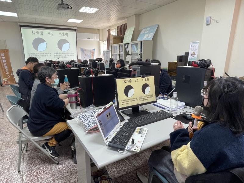 學員們專注聆聽像素風繪圖課程，從圓形基礎講解到上機實作，逐步掌握繪圖工具的邏輯與技巧，邁出數位創作第一步。