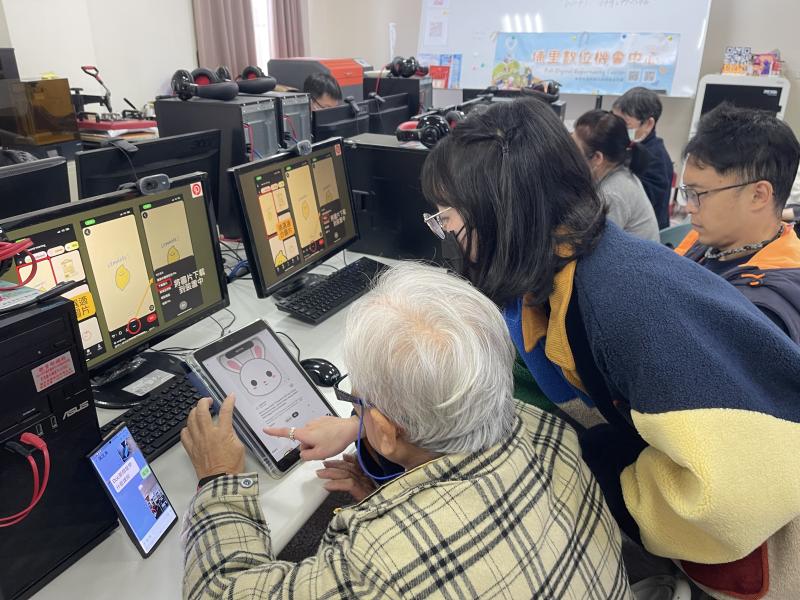 老師一對一指導長輩使用平板繪製像素角色，從操作介面到創作流程，手把手帶領完成可愛圖像。