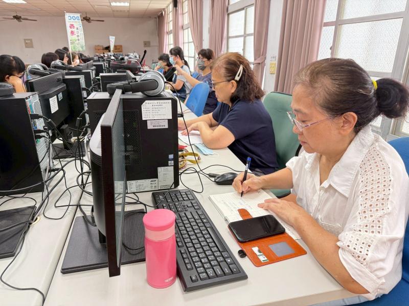 老師教學員如何操作雷雕機