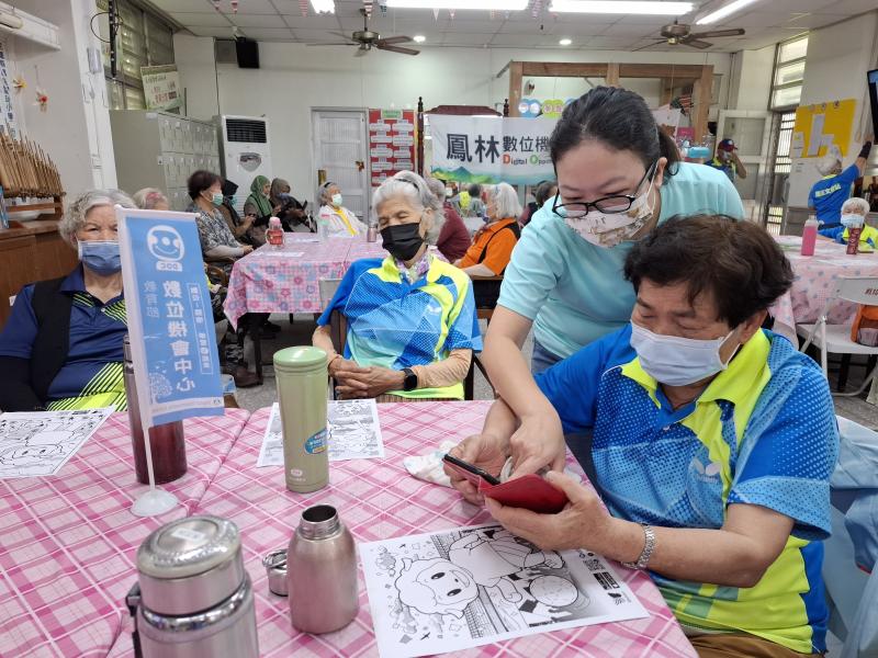 講師協助學員使用手機操作  Google 3D動物AR實境