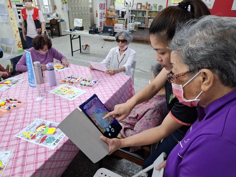 數位幫手協助長輩使用平板
