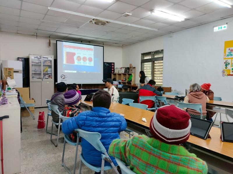 教導學員如何控制飲食，強調選擇低油、低糖、低鹽的健康飲食，攝取足夠蔬果與高纖食物，有效預防高血壓、高血糖與高血脂。