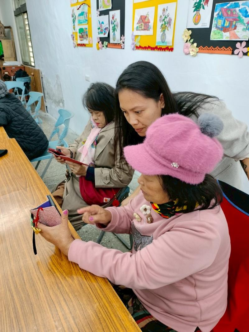 講師耐心指導學員如何在手機上下載實用的健身運動App，從搜尋、安裝到操作步驟皆詳細說明