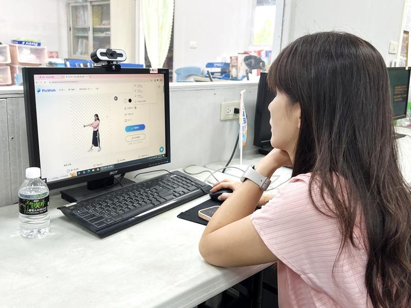 學員練習操作去背軟體，去除照片背景，留下主角。