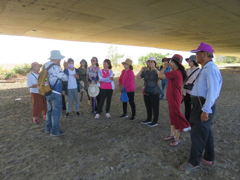 講師講解以人物為主帶入村莊特色，拍攝出網美情景的作品。