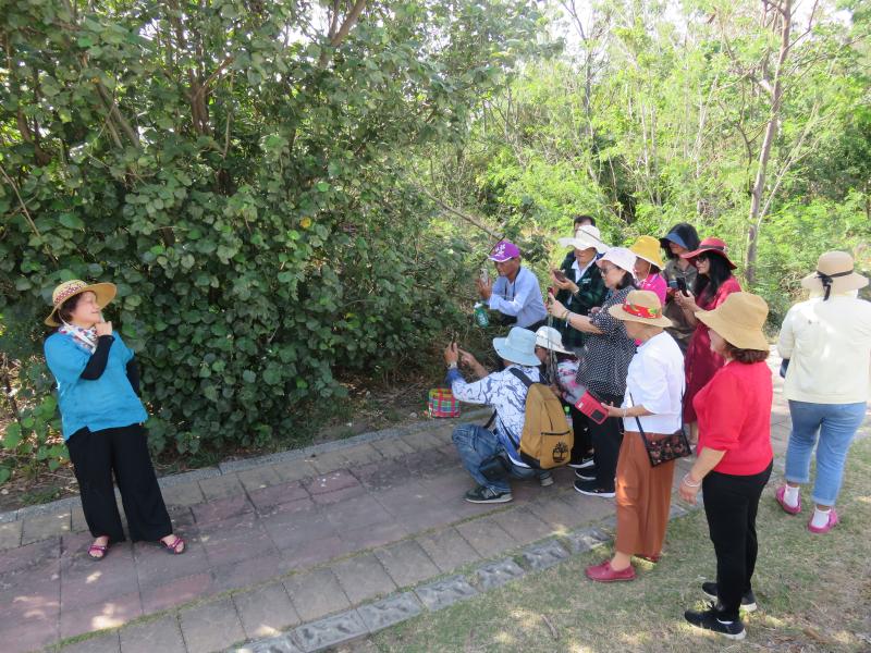 示範以人物的照片為主題帶出背景的陪襯效果，形成一幅完美的照片作品。