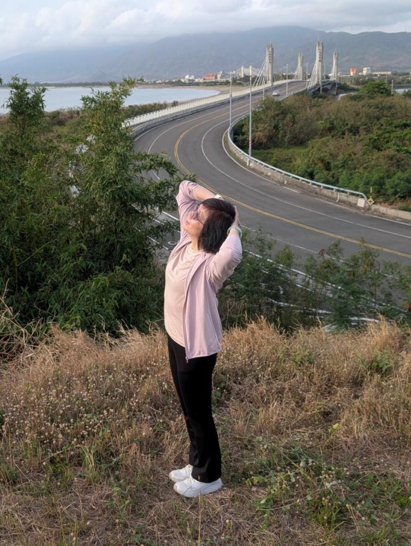 人物為主，車城龜山大橋地標為背景帶入村莊特色