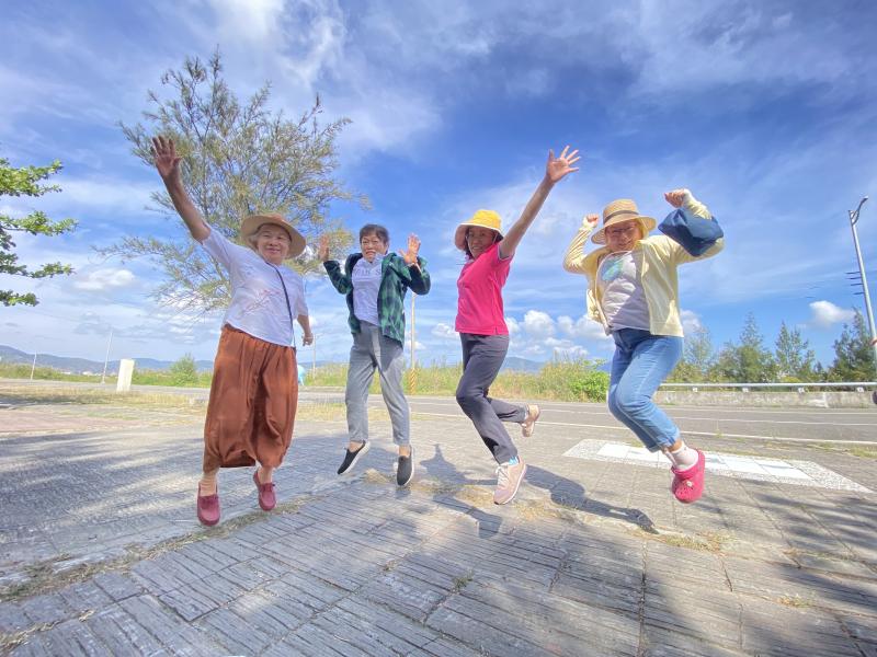 人物跳躍式的拍攝需要快門時機的拿捏，多多練習才能準確按下快門，捕捉可愛的畫面。