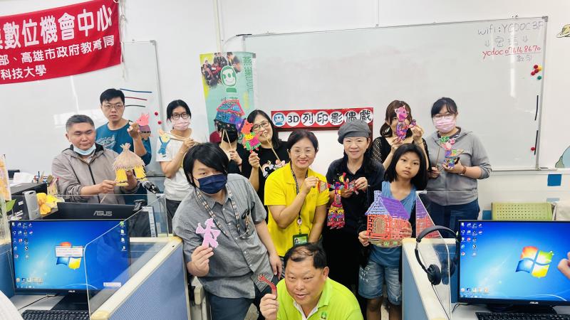 「3D列印影偶創作課程」，學員們從零開始學習3D建模、輸出、上色、打洞、組裝，全體學員合力分工、共同完成作品
