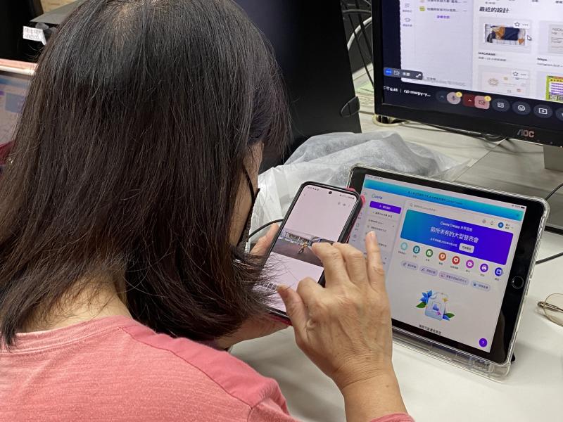 學員練習畫畫及排版設計