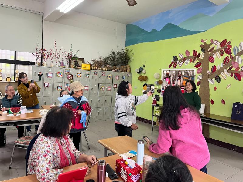 講師帶領長者們學習如何透過手指操作來學習放大及縮小，在教導長者如何使用相機拍攝及功能操作。