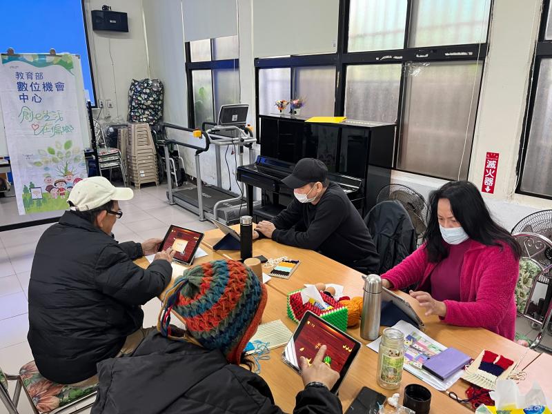 透過平板中的益智遊戲，讓長者在課程間也能有娛樂的時間，特別是讓長者的手指能動一動，提升靈活度。除了吸收知識外也能顧及健康。