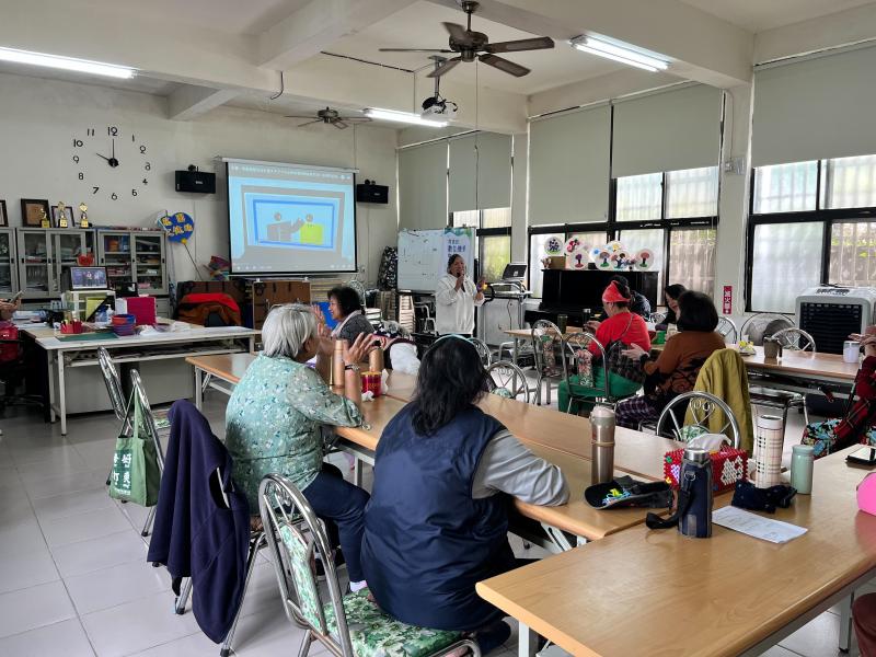 最後課程的時間，講師宣導了防詐知識，也透過影片來加深長者們的觀念。為的是讓長者們在現今科技日趨進步的社會中，保護好自己以及家人，免於受騙。