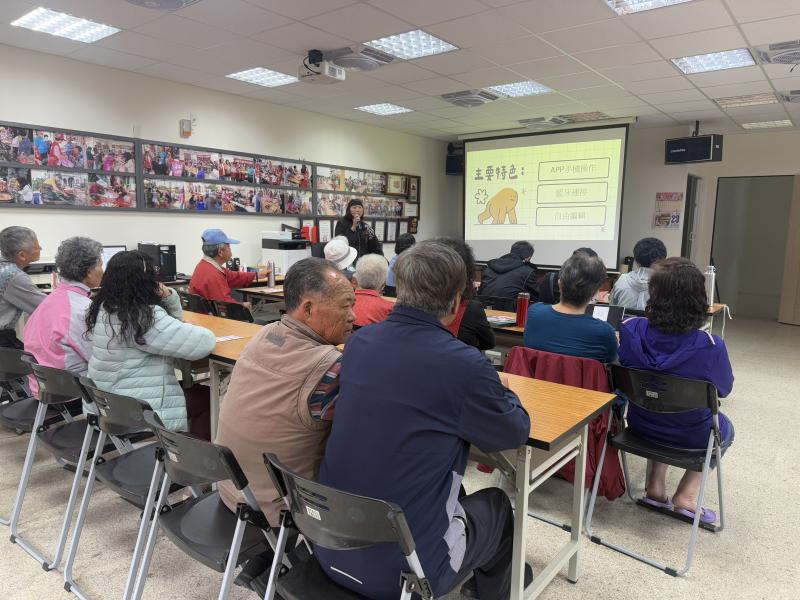 金城數位機會中心來到小西門社區，開設「行動分班課程」—數位標籤機教學。