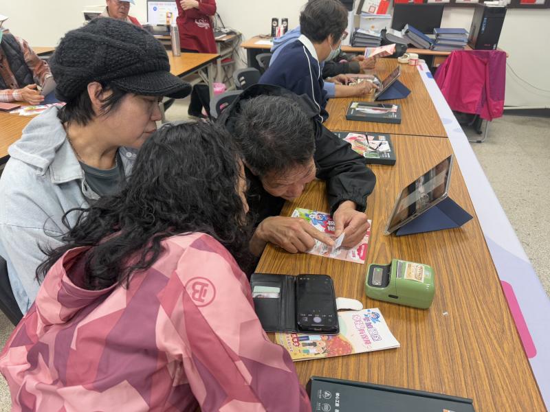 透過輕鬆有趣的實作，居民不僅獲得成就感，也深刻體驗數位工具的便利與樂趣。