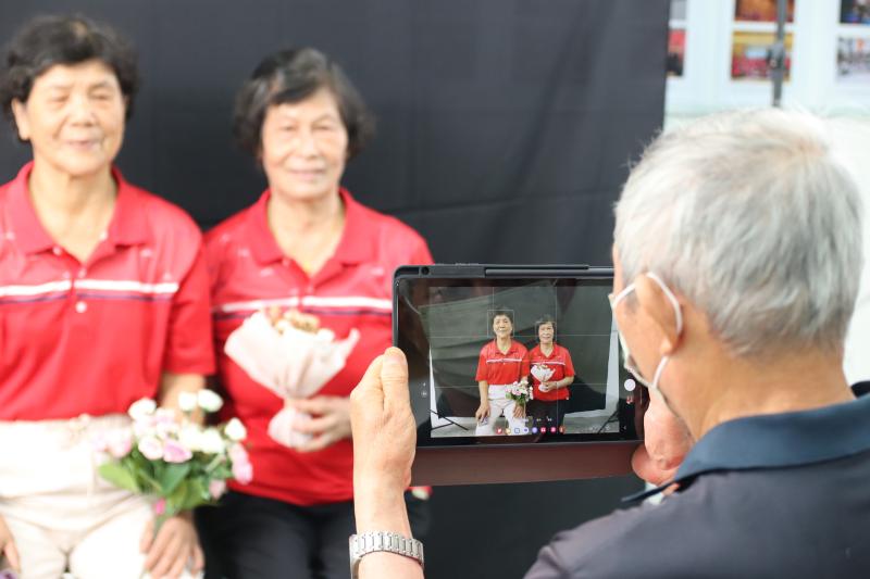 長輩用平板與手機操作拍照