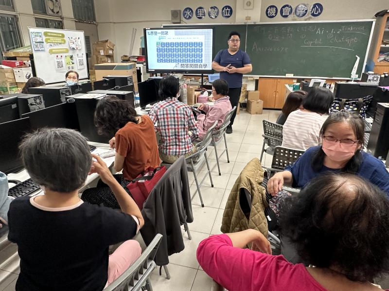 老師講解註冊DOC會員後，登入學習中心一把罩闖關作答上課畫面.