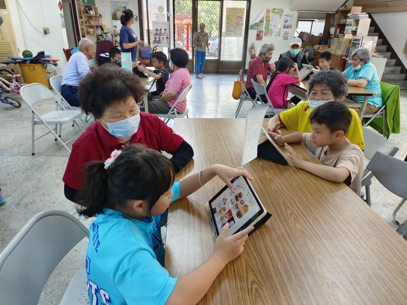 今天的座位安排每位長輩旁有一位社區的孩子一起學習,長輩平板操作遇到問題時孩子們會協助長輩,讓長輩們覺得很開心
