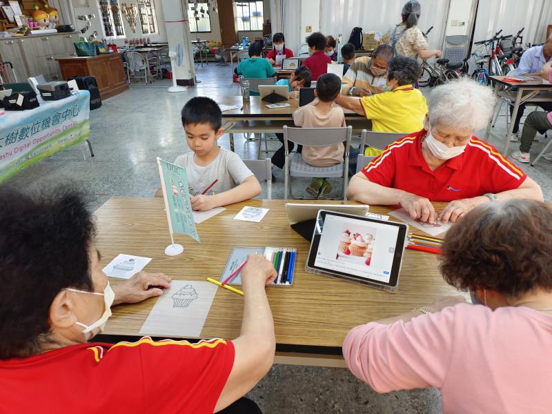 不會配色嗎 從網路上找到相關的圖案參考配色