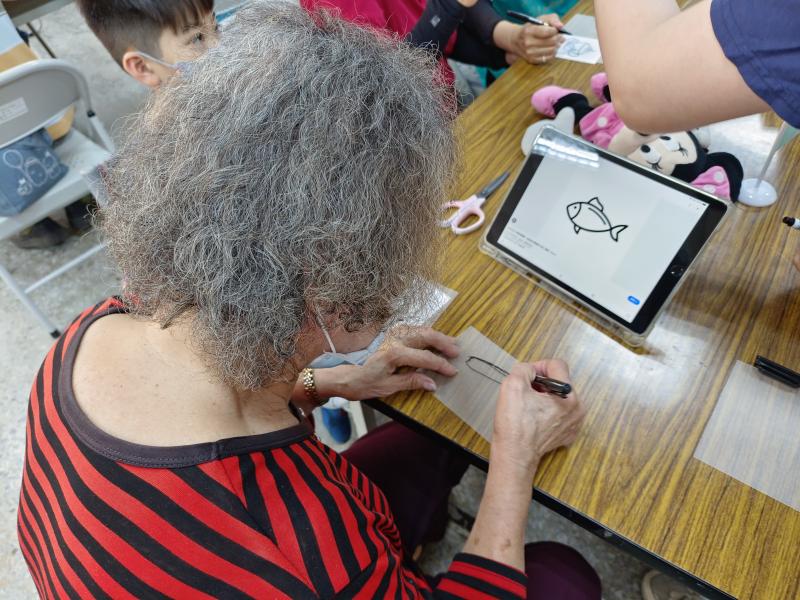 參考網路上搜尋到的魚的圖案 用黑色簽字筆勾勒出魚的外框線條