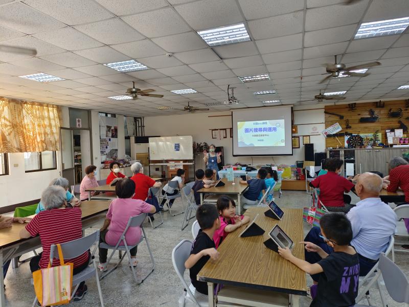 講師說明如何透過網路來找到喜歡的圖樣