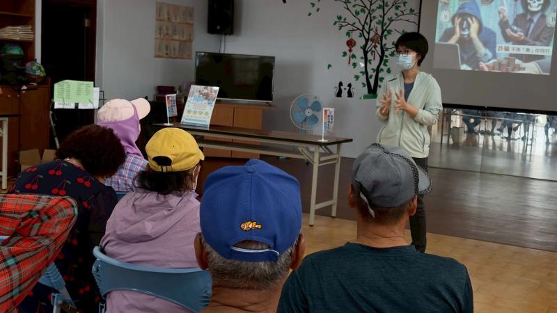 課前與平和村長輩們互動，令人驚訝都沒有被騙過。