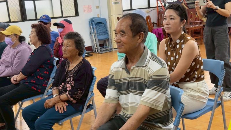 微微偷笑的阿伯，聽到講師說明案例同感深受，收到法院簡訊。