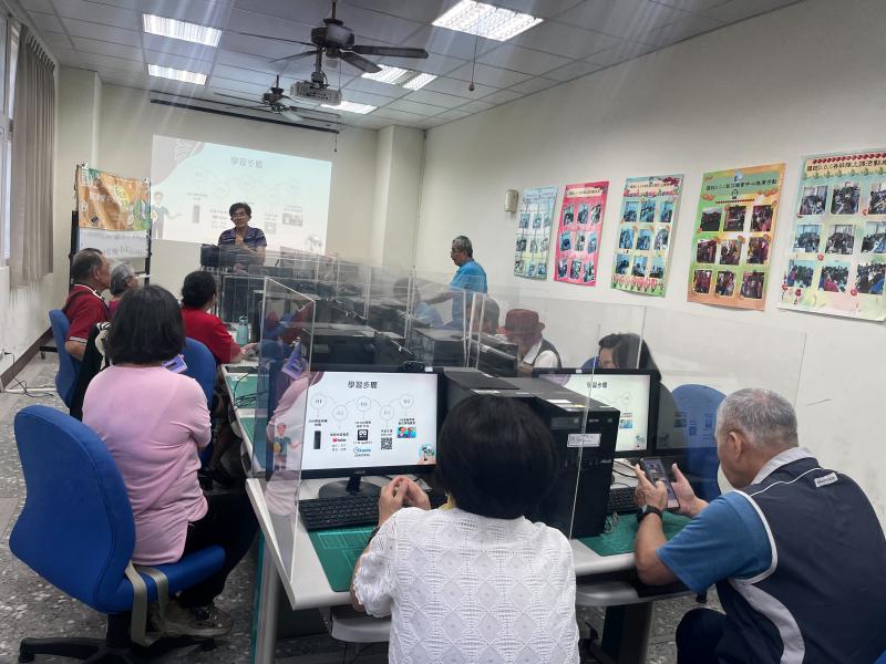 「E起學VR360數位策展」課程，學習運用VR360技術及手機軟體.