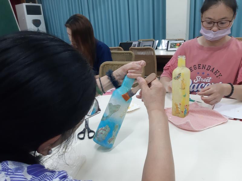 講師在二林DOC為學員註冊完學習中心帳號後,帶領學員們實際登入帳號,教導如何使用[學習一點通]、[學習一把罩],學員們都說又多了一個自我學習的管道,可以觀看影片學習真好。接下來繼續教大家如何為自己的酒瓶燈彩繪上自己喜歡色彩。